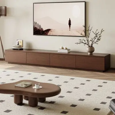 Kệ tivi gỗ tối màu phối sàn gỗ sáng, điểm xuyết ghế mây tự nhiên
